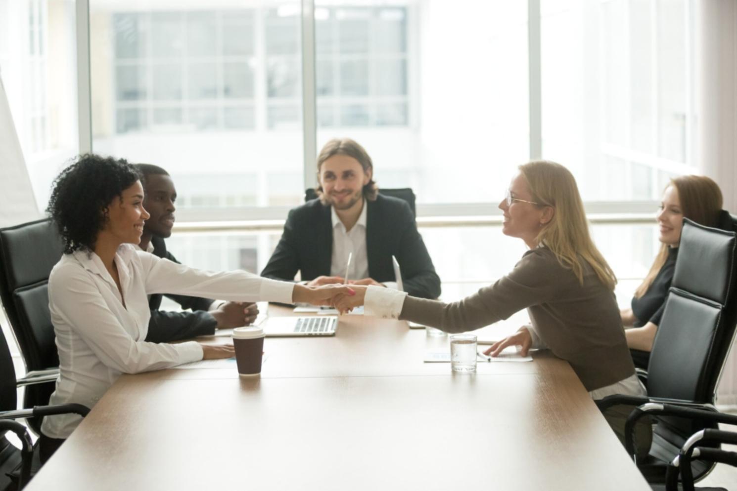 Moderne Büroumgebung mit Automatisierungstechnologie